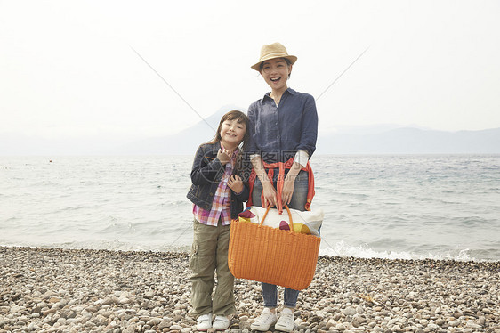 湖边微笑旅行的母女图片