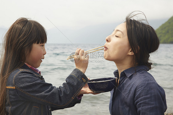 湖边吃烧烤的母女图片