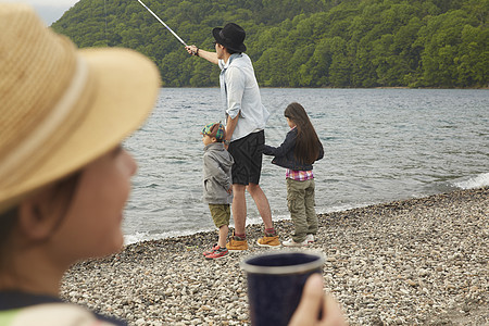 假期快乐的露营钓鱼的4人家庭图片