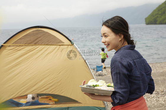 在海边准备露营野餐的女人图片