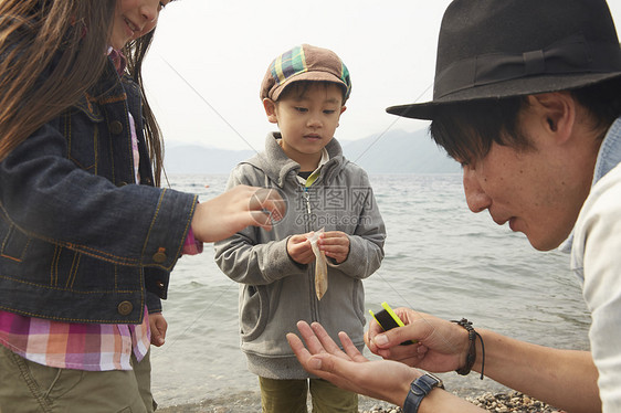 湖边父母和孩子准备钓鱼图片