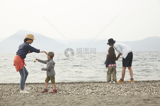 4个人在湖边钓鱼玩耍图片