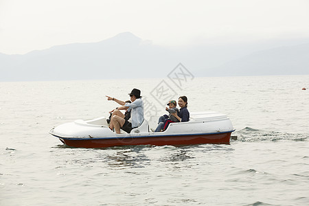 一家人在海上坐着船游玩图片