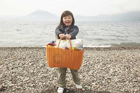 湖边拿着包的女孩肖像图片