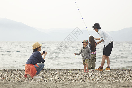 湖边钓鱼玩耍的4个人图片