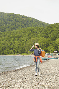 湖滨区独自旅游的女人肖像图片