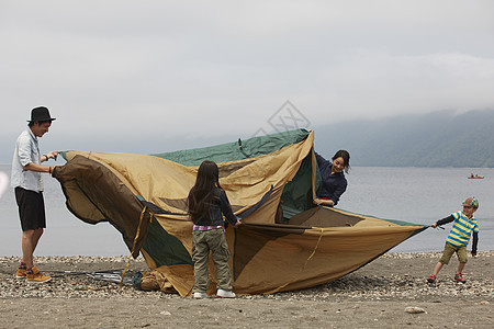湖滨区搭帐篷的4个人图片