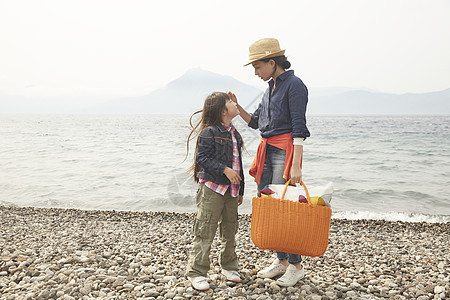 湖边旅游的母女图片