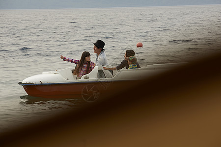 湖上坐脚踏船的4个人图片