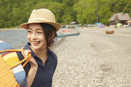 湖边独自旅游的女生肖像图片