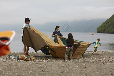 湖边搭帐篷的4人图片