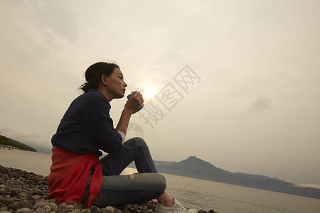 独自坐在湖边的女生肖像图片