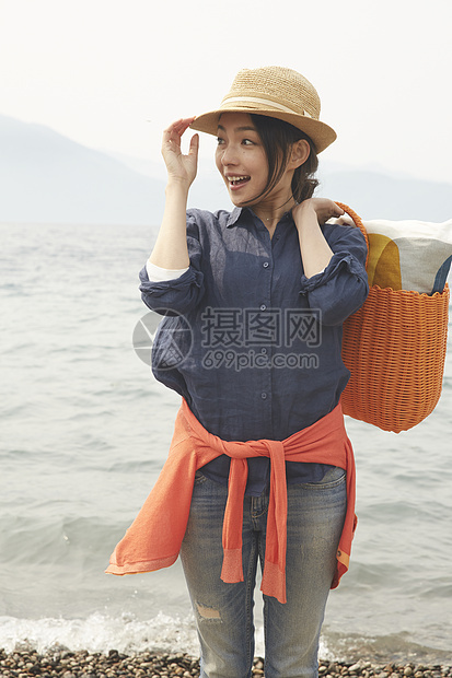 湖边旅游微笑的女生肖像图片