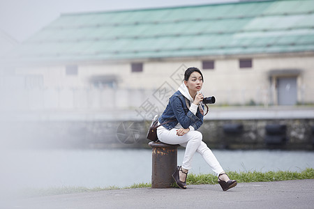 带着相机独自旅行的女生图片