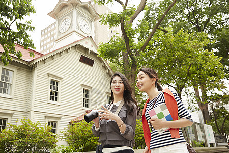 两个女生带着相机结伴旅游图片