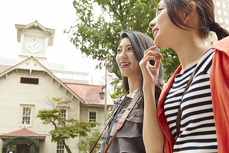 两个女生带着相机结伴旅游图片