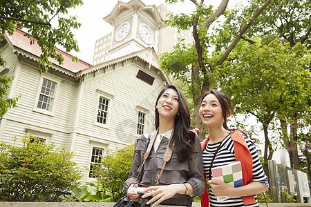 带着相机旅行的2个女性图片