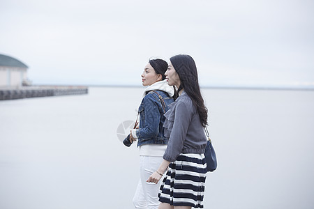 女人海边观光拍照图片