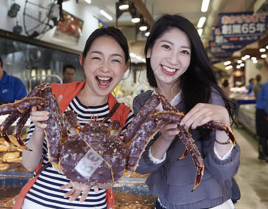 海鲜市场女人抓大螃蟹图片素材