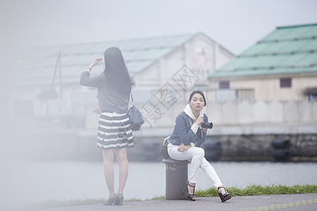 游客女人海边观光拍照图片