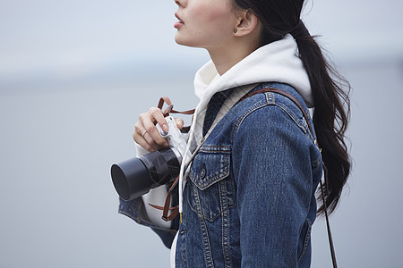 游客女人海边观光拍照图片