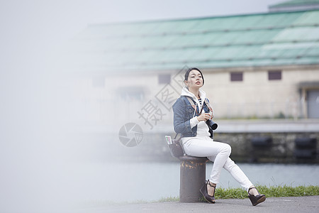 游客女人海边观光拍照图片