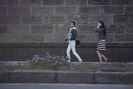 游客女人旅游观光拍照图片