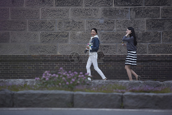 游客女人旅游观光拍照图片