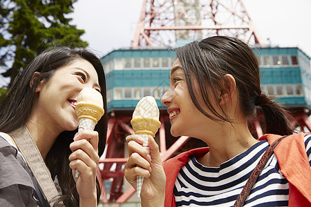 闺蜜姐妹旅游观光吃冰淇淋图片