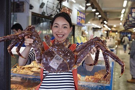海鲜市场女人抓大螃蟹图片