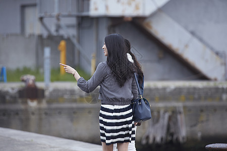 游客女人旅游观光图片