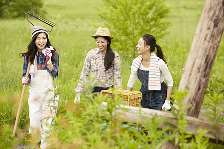 农场菜园劳作的女孩们图片