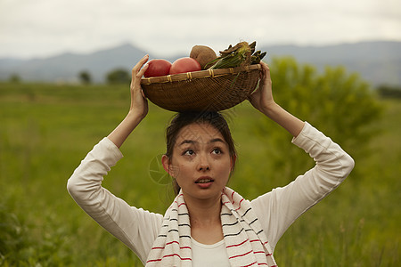 收获新鲜蔬菜的农民女青年图片