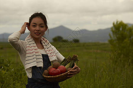 农场收获蔬菜的女青年图片