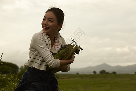 干农活的女孩画像图片