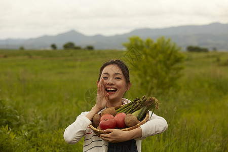抱着蔬菜水果的农民图片
