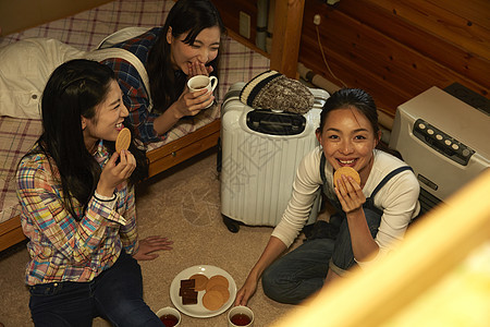 农场旅馆住宿的闺蜜三人喝茶聊天图片