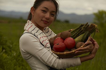 农场收获蔬菜的女青年图片