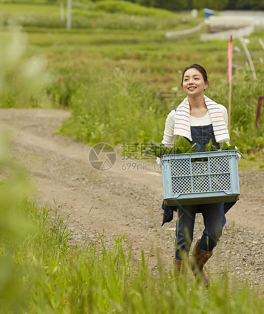 乡下小路上拿农产品的女孩画像图片