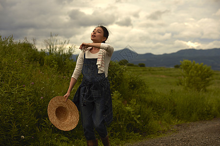 走在乡间小路上的农业女孩画像图片