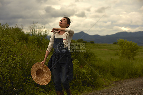 走在乡间小路上的农业女孩画像图片