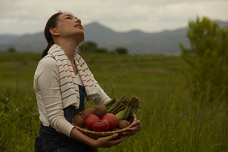 农田旁拿农产品的女孩画像图片