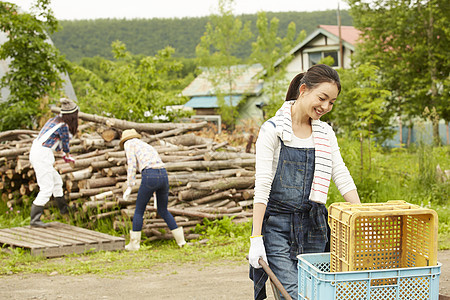 女孩乡村劳作图片