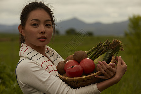 农田旁拿农产品的女孩画像图片