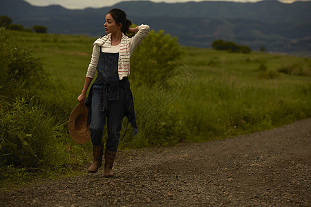 体验乡村生活的农业女孩画像图片