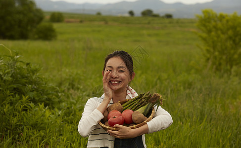 农场收获蔬菜的女青年图片