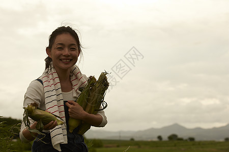 健康乡村生活农场女孩收获玉米图片