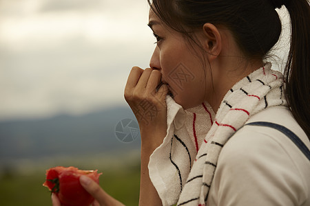 乡村生活女孩吃西红柿画像图片