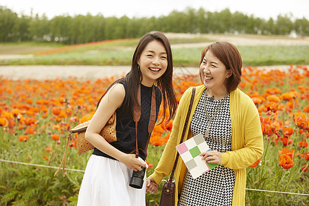 妈妈和女儿一起外出旅游图片