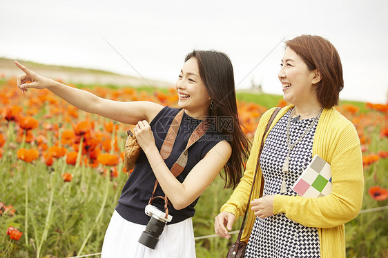 妈妈和女儿一起外出旅游图片